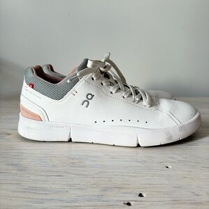 On Cloud Running The Roger Advantage Women’s White Leather Casual Sneakers